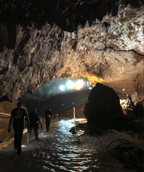 탐루앙 동굴 안에서 구조대가 이동하고 있다. 