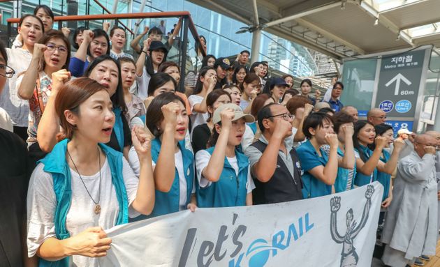 12년 만에 복직하게 된 KTX 승무원들은 눈물을 뚝뚝 흘렸다