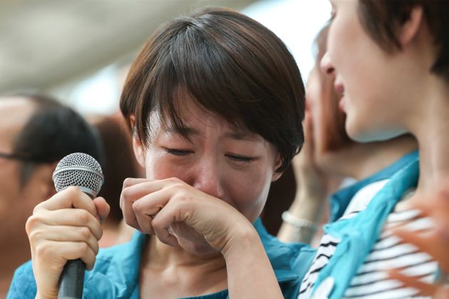 12년 만에 복직하게 된 KTX 승무원들은 눈물을 뚝뚝 흘렸다