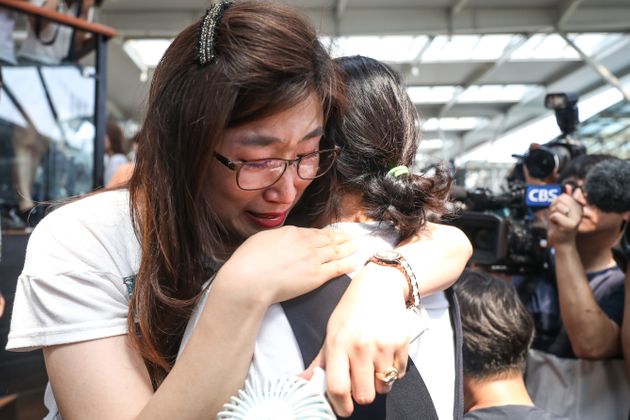 12년 만에 복직하게 된 KTX 승무원들은 눈물을 뚝뚝 흘렸다