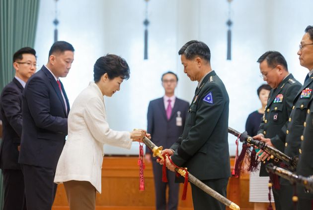 2015년 9월16일, 당시 박근혜 대통령이 청와대에서 열린 군장성 진급 및 보직신고에서 장준규 육군참모총장의 삼정검에 수치를 달아주고 있다. 