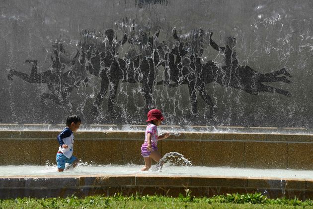 2018. 7. 20. 일본 어린이들이 도쿄 공원에서 물놀이를 하고 있다.