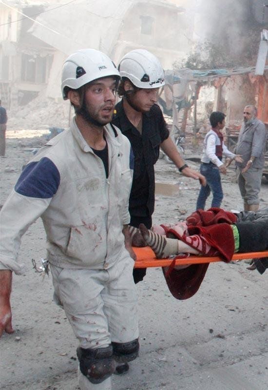 시리아 민간 구조대인 하얀 헬멧 대원들이 시리아 내전의 격전지 알레포에서 부상자 구호 작업을 하고 있다. 