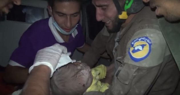 아기를 구조한 뒤 울음을 터뜨리는 하얀 헬멧 구조대원 아브 키파.