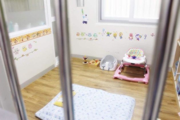 구치소에서 자식 키우는 수용자들을 위해 서울동부구치소가 꾸며준 모자수용거실. 보행기와 좌식 의자, 장난감 등이 놓여 있다. 