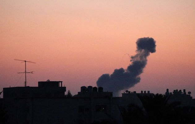 지난 6월 20일 이스라엘군의 가자지구 공습으로 하늘에 연기가 피어오르고 있다.
