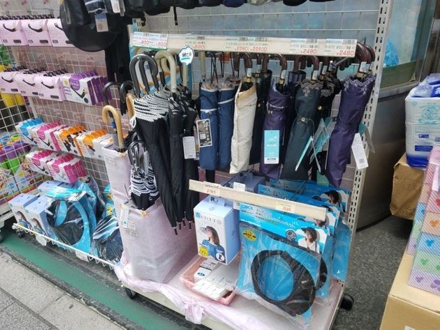 24일 낮 일본 도쿄 주오구 상점에 양산과 모자 등 폭염에 대비한 물건들이 진열되어 있다.