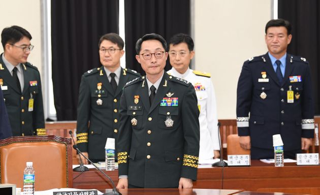이석구 국군기무사령부 기무사령관이 27일 오후 서울 여의도 국회에서 열린 정보위원회 전체회의에 출석하고 있다. 