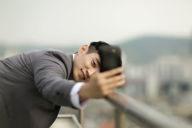 셀카와 거울 속 모습이 아주 달라보이는 이유