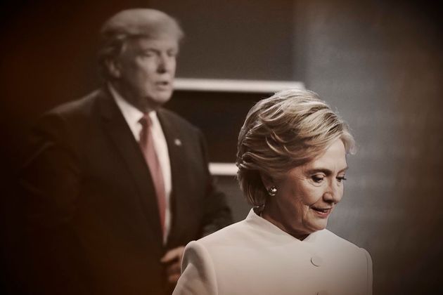 민주당 대선후보 힐러리 클린턴과 공화당 대선후보 도널드 트럼프가 최종 TV토론이 끝난 후 자리를 떠나는 모습. 2016년 10월19일.