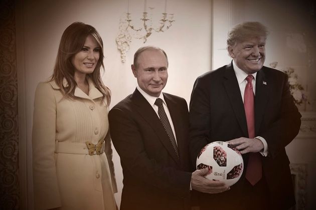 블라디미르 푸틴 러시아 대통령이 도널드 트럼프 미국 대통령에게 러시아 월드컵 공인구를 선물한 뒤 기념촬영을 하고 있다. 멜라니아 트럼프도 동석했다. 2018년 7월16일, 핀란드 헬싱키.