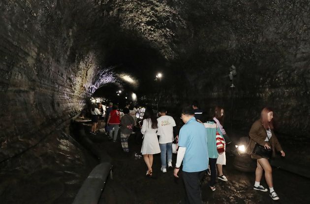 지난 16일 제주시 구좌읍 만장굴에서 관광객들이 시원한 동굴을 걸으며 더위를 피하고 있다.