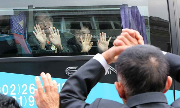 사진은 2015년 10월26일 금강산에서 진행된 사흘 간의 이산가족 상봉 행사를 마친 이금석(93, 왼쪽)씨가 버스 밖에서 작별 인사를 하는 아들 한송일(74)씨에게 손을 흔들며 눈물을 흘리는 모습.