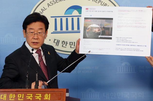 사진은 2017년 1월3일, 이재명 당시 성남시장이 국회에서 기자회견을 열어 TV 조선의 '셋째 형 정신병원 강제 입원 시도' 보도를 반박하는 모습.