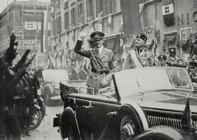 아돌프 히틀러(왼쪽)와 베니토 무솔리니(오른쪽)이 로마 시내에서 카 퍼레이드를 하는 모습. 1938년 5월8일.