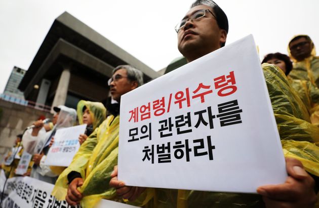 7월 9일 오후 서울 종로구 세종문화회관 앞에서 열린 '기무사 내란음모 사건'에 대한 시민사회 긴급 기자회견에서 참가자들이 기무사 해체와 책임자 처벌을 촉구하는 피켓을 들고 있다.