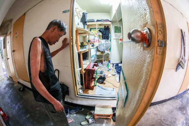 서울 용산구 동자동 쪽방촌에 거주하는 노준호(60)씨가 자신의 방으로 들어서는 모습. 2018년 7월30일. (기사 본문 내용과 직접 관련 없는 자료사진입니다.)