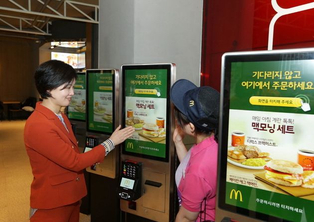 KFC와 버거킹이 연내 모든 매장에 키오스크(무인주문기계) 도입 결정했다