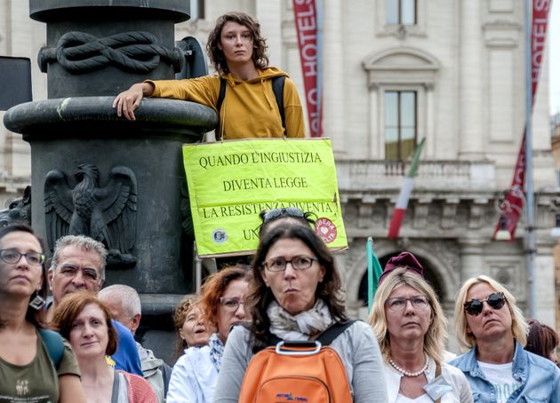 백신 의무접종 법안 시행에 반대하는 시위에 참석한 시민들의 모습. 로마, 이탈리아. 2017년 9월10일.