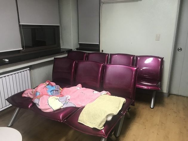 성신여대 교내 기숙사 ‘성미료’ 학생들은 방에 에어컨에 없는 탓에 열람실 의자를 붙이고 잠을 잔다고 말했다. 성신여대 학생 제공