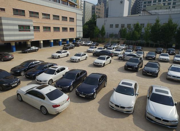 서울 시내의 한 BMW 서비스센터 인근 초등학교 운동장에 리콜 점검을 받으려는 차량들이 주차돼 있다.