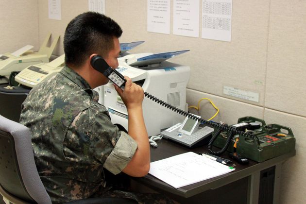 사진은 2013년 9월 6일 군 장병이 서해 군 통신선 시험통화하는 모습.