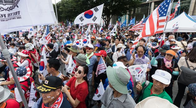 보수단체 회원들이 제73주년 광복절인 15일 서울 광화문네거리에서 문재인 대통령 탄핵촉구 집회를 열고 태극기와 성조기를 흔들고 있다.