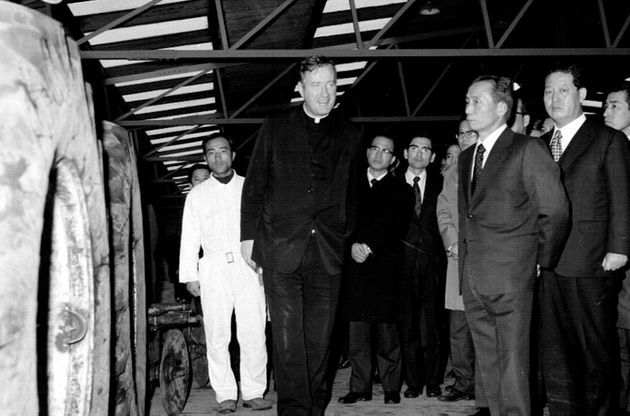 1973년 박정희 대통령이 성이시돌목장을 시찰하던 중 찍힌 임피제 신부의 모습