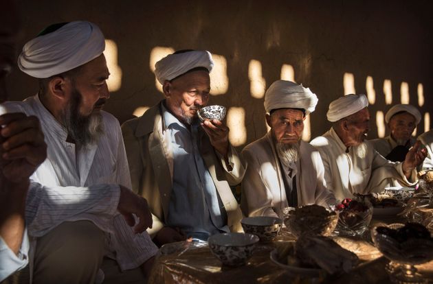 중국 신장위구르자치구 투루판에서 이슬람 최대 축제 중 하나인 이드 알 아드하(Eid al-Adha)에 맞춰 위구르인 노인들이 음식을 나누고 있다. 2016년 9월13일.