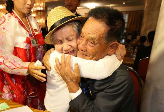 제21차 남북 이산가족 상봉행사 첫날인 20일, 금강산호텔에서 단체상봉이 진행됐다. 이금섬(92, 남측)씨가 아들 리상철(71, 북측)씨를 만났다.