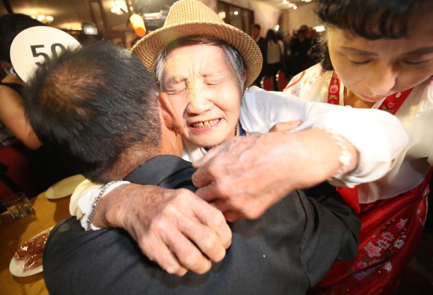 20일 금강산호텔에서 열린 제21차 남북 이산가족 단체상봉 행사에서 남측 이금섬(92) 할머니가 북측 아들 리상철 씨와 만나 오열하고 있다