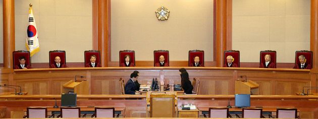 2016년 9월9일 오후 서울 재동 헌법재판소 대심판정에 헌법재판관들이 입장해 앉아 있다.