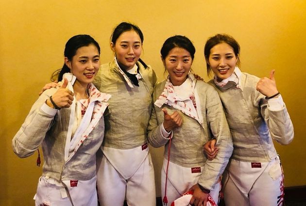 한국 여자 펜싱 사브르 대표팀이 금메달을 획득한 뒤 기념 촬영하고 있다. (왼쪽부터 김지연, 윤지수, 황선아, 최수연)