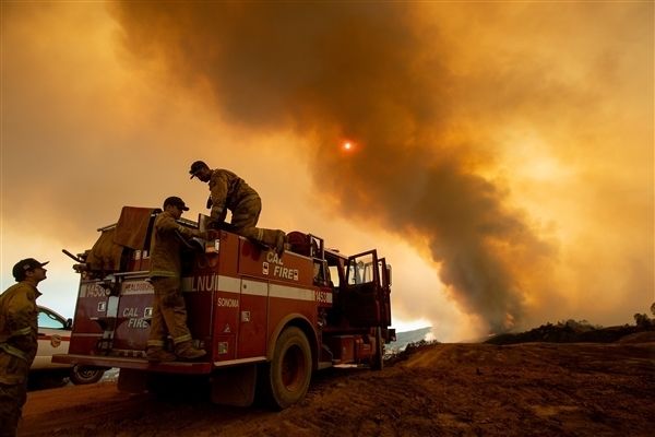 미국 캘리포니아 멘도시노에서 소방관들이 산불을 진압하고 있다. 화재가 번지면서 수천 명의 사람들이 대피했다