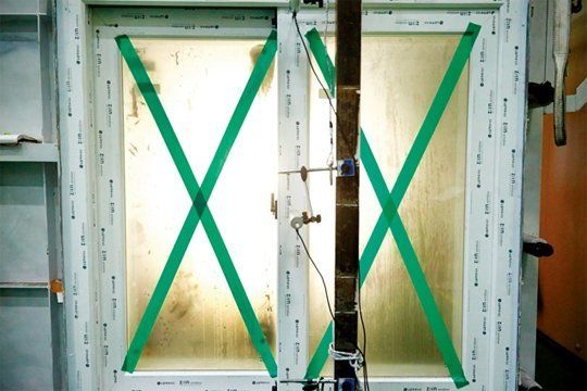 X자 테이프가 창문 파손을 막지 못하지만, 창문이 파손된 경우 유리 파편이 덜 튀게 해준다. 