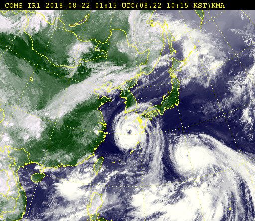 22일 오전 10시 현재 제19호 태풍 ‘솔릭’(왼쪽)과 제20호 태풍 ‘시마론’ 위성 사진.
