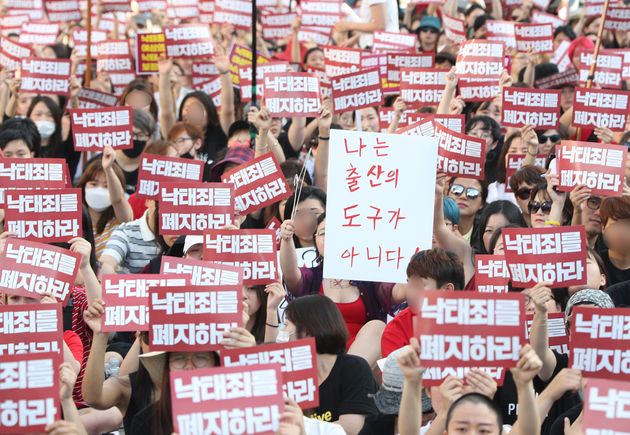 7일 오후 서울 광화문광장에서 여성시민사회단체 회원들이 집회를 열고 낙태죄 폐지를 촉구하고 있다. 