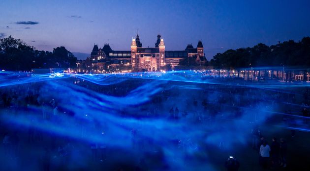 홍수의 위험성을 알리기 위해 지상에 푸른 빛이 넘실대는 모습을 구현한 ‘워터라이트Waterlicht’.