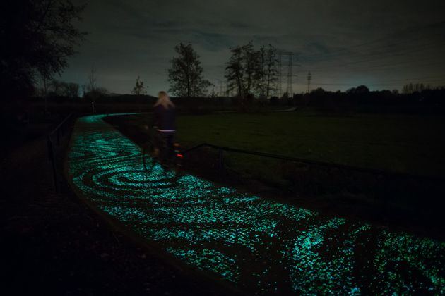 ‘반 고흐 패스Van Gogh Path’는 낮에 축광시킨 형광 물질을 자전거 도로 바닥에 삽입해 라이더의 가시 거리를 확보하며, 동시에 화가 빈센트 반 고흐의 명작 ‘별이 빛나는 밤’의 패턴을 지상에 구현함으로써 몽환적이고 아름다운 풍경을 선사한다.