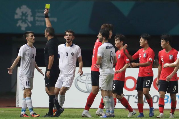 아시안게임 U-23 남자축구 8강전 대한민국과 우즈베키스탄의 경기에서 우즈베키스탄 알리바에프가 경고누적으로 퇴장 당하고 있다.