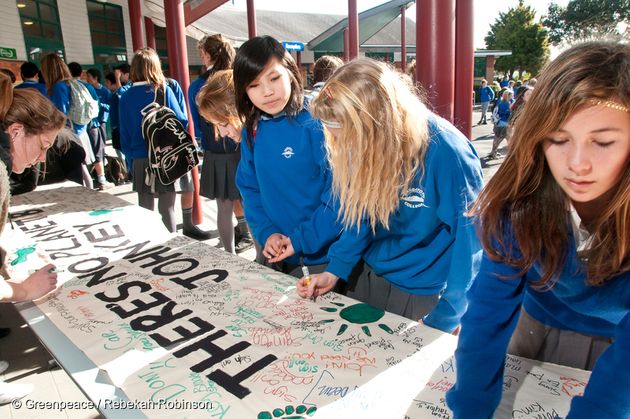 2009년 뉴질랜드 랑기토토 대학에서 대학생들이 기후변화에 항의하는 현수막을 만들고 있다