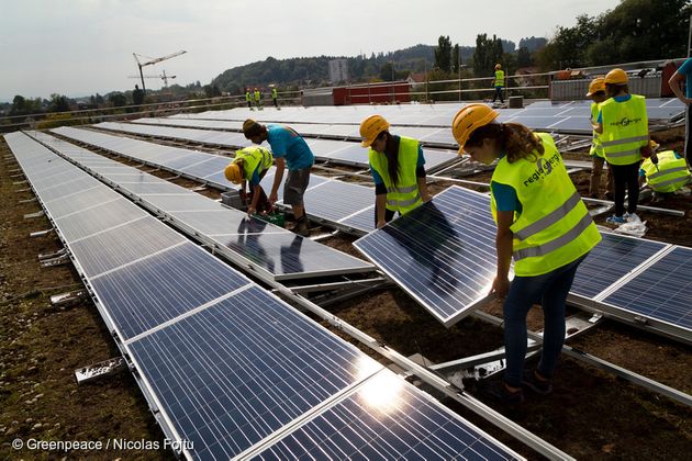 2013년 9월 스위스 한 고등학교에서 180명의 학생이 학교 지붕에 태양광을 설치하고 있다