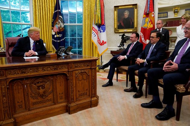 멕시코 외무장관 루이스 비데가이(가운데), 멕시코 경제장관 일데폰소 과하르도(오른쪽 세번째), 백악관 수석경제고문 래리 커들로 등이 동석한 가운데 도널드 트럼프 미국 대통령이 백악관에서 미국-멕시코 무역협상 타결을 발표하고 있다. 
