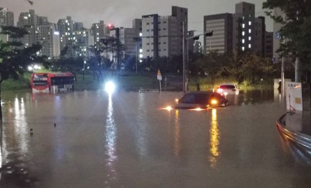 28일 오후 11시 35분쯤 김포시 운양동의 한 도로에서 차량들이 갑자기 내린 폭우에 침수됐다.