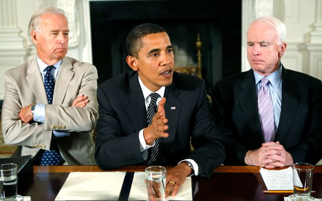 버락 오바마 대통령이 주최한 여야 회담에 참석한 조 바이든 부통령(왼쪽)과 존 매케인 상원의원(오른쪽)의 모습. 2009년 6월25일.