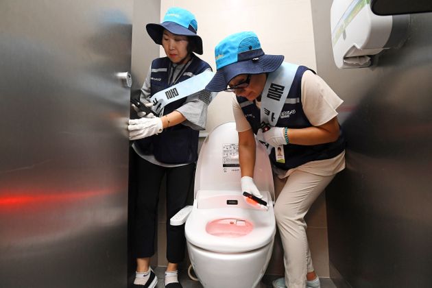 여성안심보안관 대원들이 6월15일 오후 서울 중구 동국대학교 내 여성화장실을 둘러보며 불법촬영 카메라 설치 여부를 점검하고 있다. 