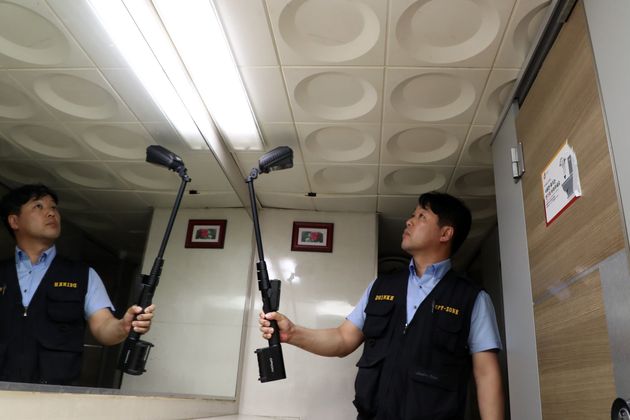 6월7일 오후 서울 중구의 한 건물 화장실에서 서울중부경찰서와 민간 보안업체 NSOK 직원들이 불법촬영(몰래카메라) 단속 및 점검을 하고 있다. 