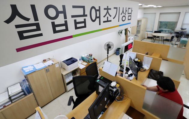 8월 17일 오후 서울 중구 고용노동부 서울고용노동청에서 구직자가 실업급여 상담을 받고 있다