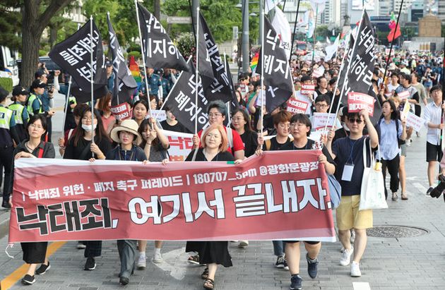 7월 7일 오후 서울 광화문광장에서 여성시민사회단체 회원들이 집회를 열고 낙태죄 폐지를 촉구하는 모습
