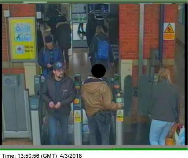 알렉산더 페트로프와 루슬란 보쉬로프가 범행 당일인 3월 4일 솔즈베리 역에 도착하는 모습이  CCTV에 잡혔다. 